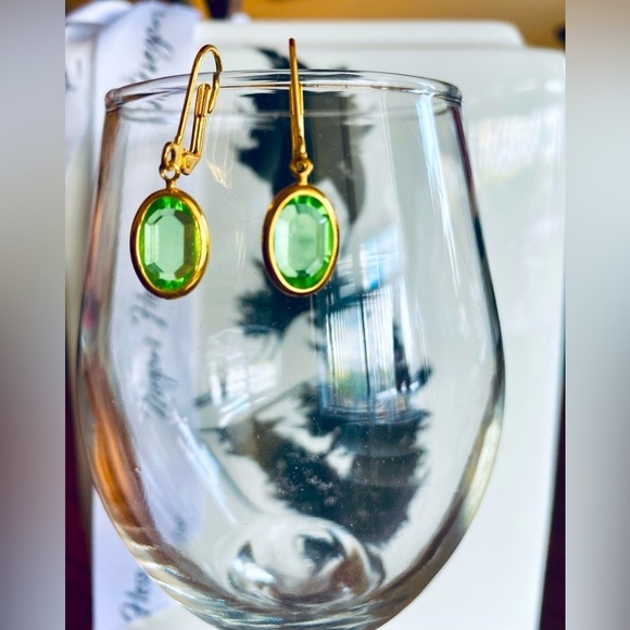 Gorgeous green crystal earrings in gold plated finish. 💚 - Picture 2 of 3